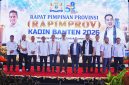 Ketua Kadin Banten, Moch. Azzari Jayabaya saat foto bersama dengan pengurus usai Rapimprov di Hotel Grand Keisha, Rangkasbitung. (Istimewa)
