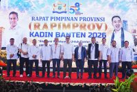 Ketua Kadin Banten, Moch. Azzari Jayabaya saat foto bersama dengan pengurus usai Rapimprov di Hotel Grand Keisha, Rangkasbitung. (Istimewa)