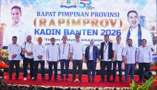Ketua Kadin Banten, Moch. Azzari Jayabaya saat foto bersama dengan pengurus usai Rapimprov di Hotel Grand Keisha, Rangkasbitung. (Istimewa)