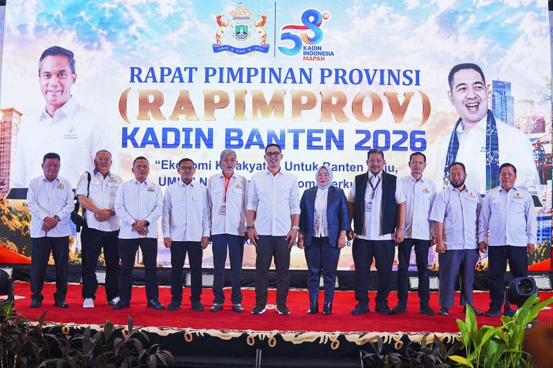 Ketua Kadin Banten, Moch. Azzari Jayabaya saat foto bersama dengan pengurus usai Rapimprov di Hotel Grand Keisha, Rangkasbitung. (Istimewa)