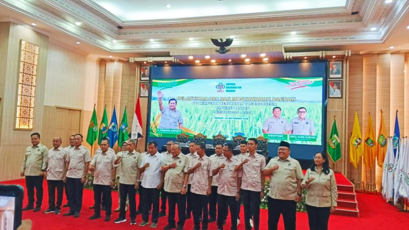 Agil Zulfikar (ketiga dari kanan) resmi dilantik menjadi Ketua HKTI Kabupaten Lebak. (Istimewa)