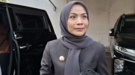 Bupati Serang, Ratu Rachmatuzakiyah, saat memberikan keterangan kepada pers, Dok (Dailyhits.id)