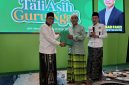 Ketua DPW PKB Banten Ahmad Fauzi Bersama Sekertaris Umar Barwawi dan guru ngaji dalam rangka peringatan Hari Santri Nasional 2026 di Kota Serang, (Dok/Dailyhits.id)