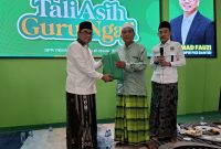 Ketua DPW PKB Banten Ahmad Fauzi Bersama Sekertaris Umar Barwawi dan guru ngaji dalam rangka peringatan Hari Santri Nasional 2026 di Kota Serang, (Dok/Dailyhits.id)