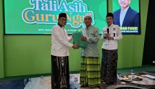 Ketua DPW PKB Banten Ahmad Fauzi Bersama Sekertaris Umar Barwawi dan guru ngaji dalam rangka peringatan Hari Santri Nasional 2026 di Kota Serang, (Dok/Dailyhits.id)