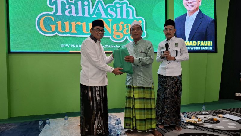 Ketua DPW PKB Banten Ahmad Fauzi Bersama Sekertaris Umar Barwawi dan guru ngaji dalam rangka peringatan Hari Santri Nasional 2026 di Kota Serang, (Dok/Dailyhits.id)