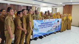 Jajaran Sekretariat DPRD Provinsi Banten berfoto bersama saat peluncuran dan implementasi proyek perubahan E-Setwan sebagai bagian dari transformasi digital pelayanan Sekretariat DPRD Banten. (Dok)