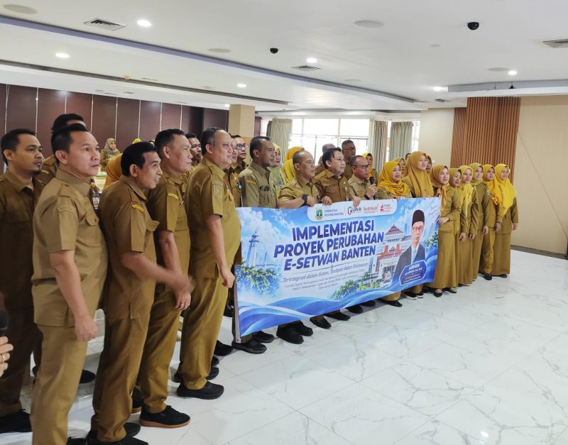 Jajaran Sekretariat DPRD Provinsi Banten berfoto bersama saat peluncuran dan implementasi proyek perubahan E-Setwan sebagai bagian dari transformasi digital pelayanan Sekretariat DPRD Banten. (Dok)