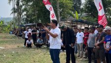 Founder KSS, Osep Mulyawan Sudirman Karis saat memberikan sambutan dalam acara pembukaan open turnamen sepakbola Cisimeut Cup. (Istimewa)