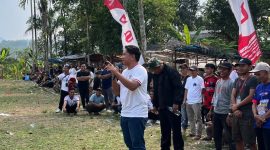 Founder KSS, Osep Mulyawan Sudirman Karis saat memberikan sambutan dalam acara pembukaan open turnamen sepakbola Cisimeut Cup. (Istimewa)