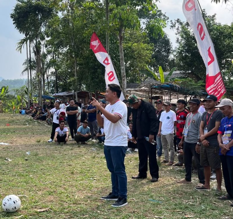 Founder KSS, Osep Mulyawan Sudirman Karis saat memberikan sambutan dalam acara pembukaan open turnamen sepakbola Cisimeut Cup. (Istimewa)