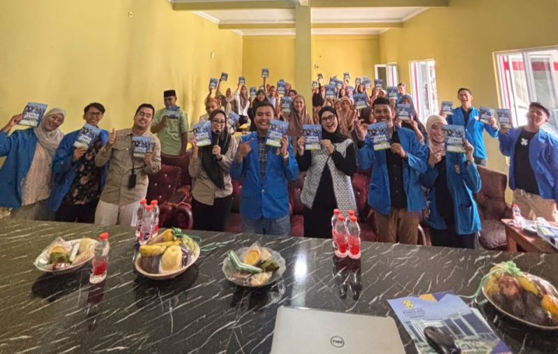 Mahasiswa Unpam Serang menyosialisasikan jaminan sosial ketenagakerjaan bagi pekerja mandiri di Desa Kertasana, Pandeglang. Dok : (Ist/Dailyhits.id)