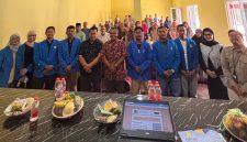 Mahasiswa Unpam Serang menyosialisasikan jaminan sosial ketenagakerjaan bagi pekerja mandiri di Desa Kertasana, Pandeglang. Dok : (Ist/Dailyhits.id)