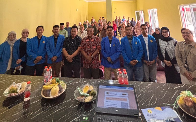 Mahasiswa Unpam Serang menyosialisasikan jaminan sosial ketenagakerjaan bagi pekerja mandiri di Desa Kertasana, Pandeglang. Dok : (Ist/Dailyhits.id)
